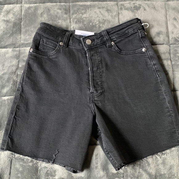 H&M | Cutoff High Waist Short | 2 - Picture 2 of 5